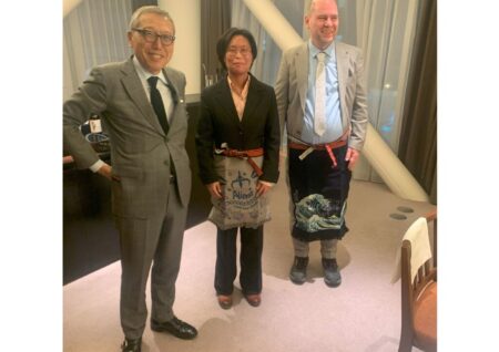 記念品贈呈のサムネイル